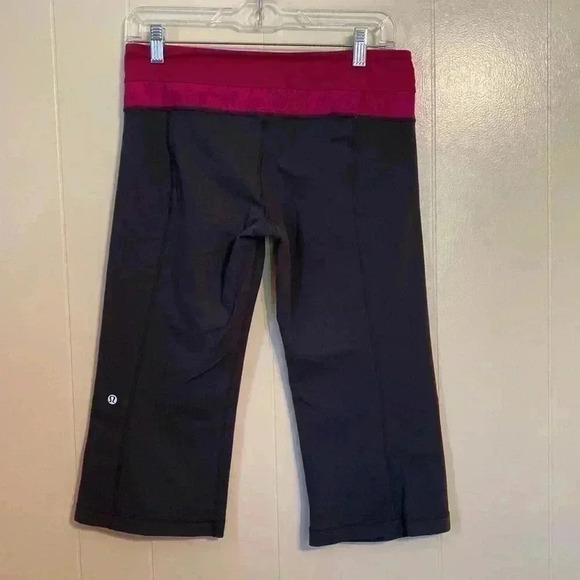 Lululemon Black & Pink Capri Leggings in Size 8. - Picture 2 of 9